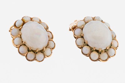 Paar 14 kt Gold Opal-Ohrclips, GG 585/000, mittig je 1 ovaler Opal-Cabochon umgeben von je 12 runden Opal-Cabochons zus. ca. 12 ct, ca. 7.3 g, ...