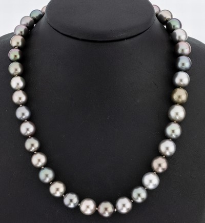 Perl-Collier, 38 Tahitizuchtperlen, D. ca. 10.1-11.8 mm, versch. Grautöne, nat. Merkmale,Schließe in Perle integriert, L. ca. 44 cm