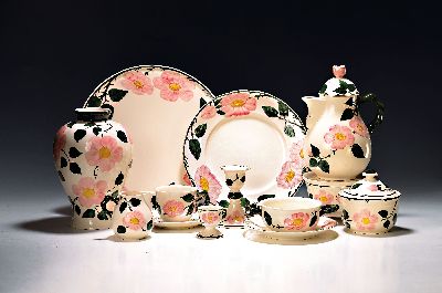 Umfangreiches Tafelservice, Villeroy & Boch, Wildrose, 24 große Speiseteller, 7 Suppentassen mit Untertassen, 18 Tassen mit Untertassen, 2 ...