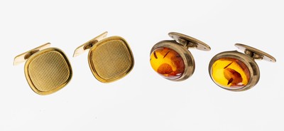 Konvolut 2 Paar Manschettenknöpfe, 1x GG 585/000, schauseitig geriffelt, 1x GG 333/000, with oval Bernsteincabochon, ca. 18.1 g
