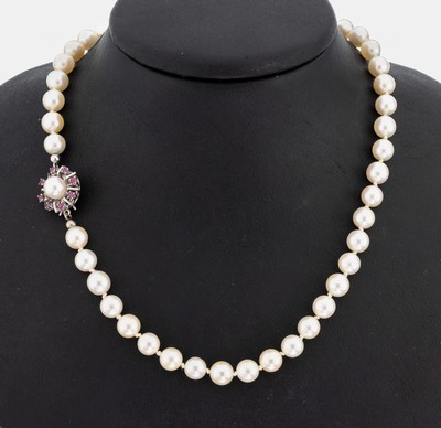 Zuchtperl-Collier mit 14 kt Gold Rubin- Schmuckschließe, WG 585/000, Akoyazuchtperlen, D. ca. 7-7.5 mm, L. ca. 86 cm, Steckschließe mit kl. ...