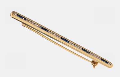 14 kt Gold Saphir-Brillant-Brosche, GG 585/000, 15 Saphir-Carrees zus. ca. 0.15 ct, 22 Brillanten zus. ca. 0.22 ct Weiß/si, ca. 3.8 g