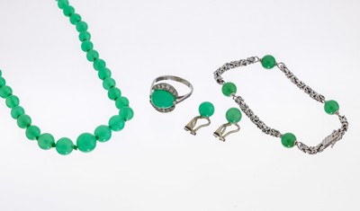 14 kt Gold Chrysopras-Konvolut, WG 585/000,best. aus: Collier aus Chrysopraskugeln, einzeln geknotet, Kugeld. ca. 5.2-10 mm, Magnetschließe Metall, ...