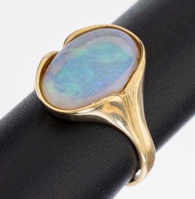 14 kt Gold Opal-Ring, GG 585/000, flacher Opal-Cabochon ca. 3.20 ct, Farbspiel in Blau und Grün, RW 57, ca. 4.5 g