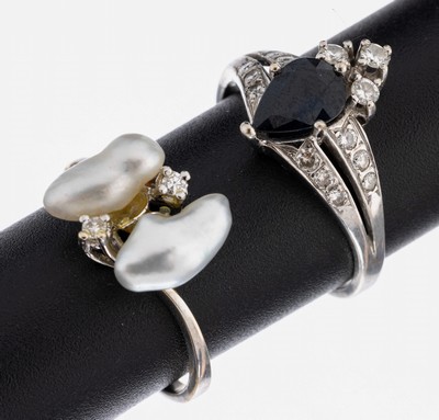 Konvolut 2 14 kt Gold Ringe, WG 585/000, 2 Süßwasserzuchtperlen, facett. Saphir-Tropfen ca. 1.0 ct, 15 Brillanten und 28/8-Diamanten zus. ca. 0.24 ...
