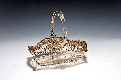 Henkelkörbchen, klassizistischer Dekor, 20. Jh., 900er Silber, Durchbrucharbeit, z.T. vergoldet, ca. 19 x 22 x 13 cm, ca. 430 g