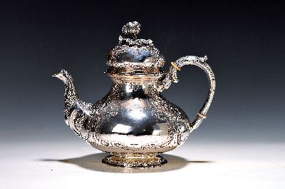 Teekanne, Wilkens, Bremen, um 1860/70, Barockstil, Silber geprüft, reich verziert und graviert, Rocaillen, Akanthus und Schuppendekor, Blumenknospe ...
