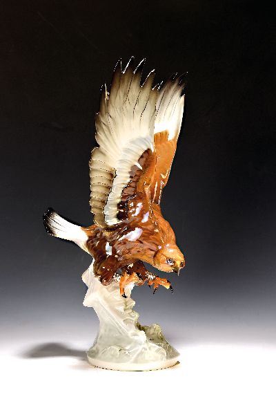 Porzellanfigur, Steinadler, Hutschenreuther, 2. Hälfte 20. Jh., Entwurf Tutter, polychrome Unterglasurbemalung H. ca. 44 cm, B. ca. 20 cm