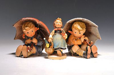 Drei Hummelfiguren, Goebel, 2. Hälfte 20.Jh., "Junge und Mädchen mit Regenschirm", H. ca. 13 cm, dazu Mädchen mit Korb und Schirm num. ...