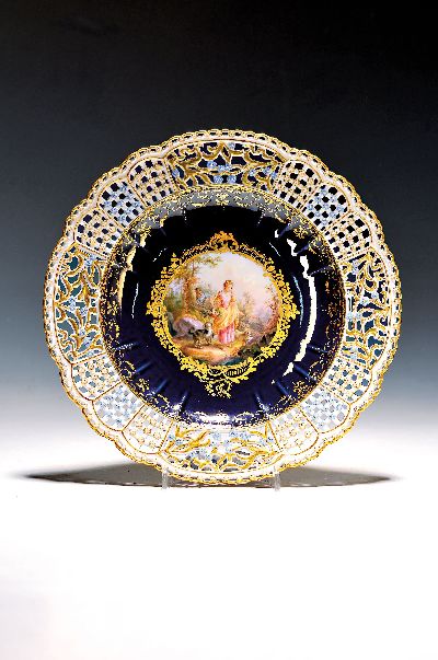 Prunkteller, Meissen, um 1860/70, mittig mit feiner Figurenszenerie bemalt aufwendiger floraler Durchbrucharbeit, Vergissmeinichtdekor, Goldstaffage, ...