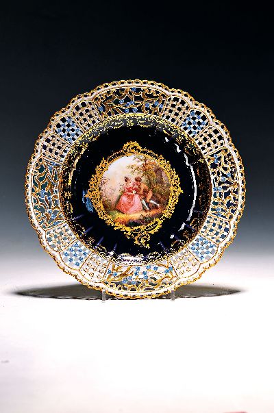 Prunkteller, Meissen, um 1860/70, mittig mit feinen Figuren bemalt, aufwendiger floraler Durchbrucharbeit, Vergissmeinichtdekor, Goldstaffage, ...