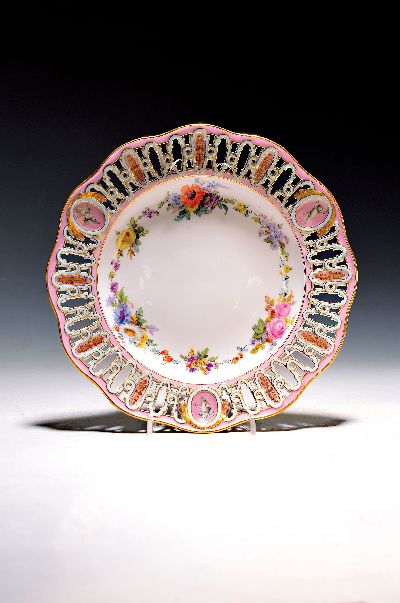 Prunkteller, Meissen, um 1880, Porzellan, Rand in Durchbrucharbeit, in kl. Medaillons Amoretten, Spiegel mit umlaufender feiner Blumenbordüre, ...