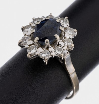 18 kt Gold Farbstein-Brillant-Ring, WG 750/000, mittig ovalfacett. Saphir-Dublette, 10 Brillanten zus. ca. 1.0 ct Weiß-get.Weiß/p,RW 60, ca. 5.1 g
