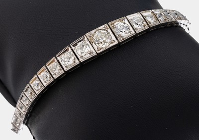 Platin Diamant-Armband, 1930er Jahre, Pt. gepr., mittiger Altschliffdiamant ca. 0.85 ct Getönt/p, weitere 44 Altschliffdiamanten im Verlauf zus. ...
