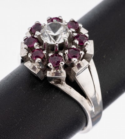 18 kt Gold Rubin-Ring, WG 750/000, mittig Diamantimitation umgeben von 8 rundfacett. Rubinen zus. ca. 0.25 ct, RW 55, ca. 6.9 g