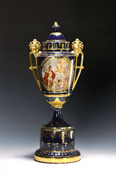 Monumentale Prunkvase, Turn, Wien, um 1890, Porzellan, kobaltblauer Fond, polychrome Bemalung, allegorische Szene, Bemalung, in großer ovaler ...