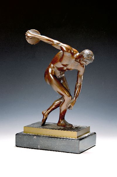 Bronzeskulptur Diskobolos, 20.Jh, Bronze patiniert, auf schwarzer Steinplinthe, nach dem griechischen Diskobol von Myron, Verschraubung gelöst, H. ...