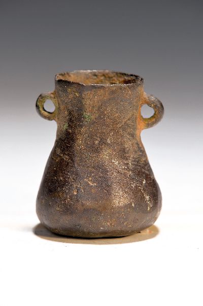 Mittelalterliches Bronzegefäß, um 1300, dünnwandige Bronze, zwei ringförmige Henkel, H. ca. 6cm