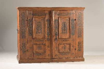 Bauernmöbel, sog. Wirtschaftsschrank, norddeutsch, 18.Jh., Bandornamentik in Brandmalerei, orig. Schlösser, 2-tlg., 1 Schlüssel, EZ 2-3, Vgl. ...