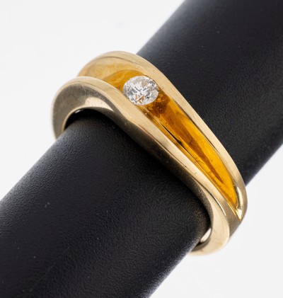 18 kt Gold Brillant-Ring, GG 750/000, pol. und sat., wellenf. Schiene mit einem Brillant ca. 0.16 ct Weiß/si, RW 54, ca. 7.1 g, Meistermarke unged.