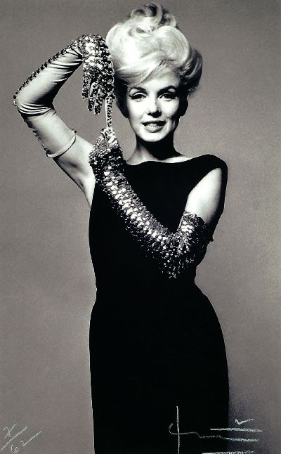 Bert Stern, 1929-2013, Marilyn with sequin gloves, Fotografie, Iris-Print, handsigniert und num. 7/62, auf der Rückseite nochmals handsign. und ...
