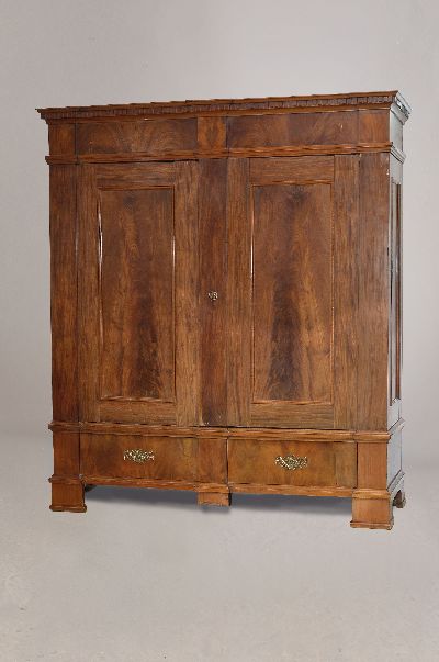 Großer Hallenschrank, Hamburg-Altona, um 1800, Pyramidenmahagonifurnier auf Eiche massiv, zweitürig, Unterteil mit 2 Schubladen, Gesims verkröpft ...