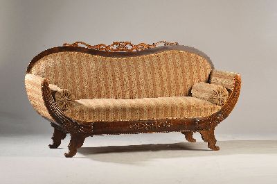 Biedermeier Sofa, Mainz, um 1825, Nußbaum massiv und z.T. Furnier, elegante Armlehnen und Rückenlehne, volutenförmige Beine, ca. 103 x 197 x 69 ...