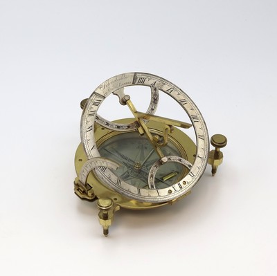 SCHMALCALDER sehr seltene, große Sonnenuhr im original Etui, London um 1810, Messinggeh. auf 3 justierbaren Füßen stehend, im Boden unter Glas ...