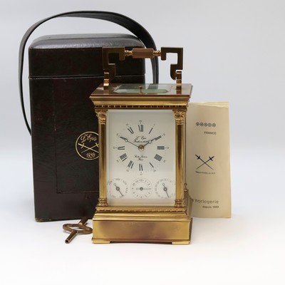 L Epée große Reiseuhr mit 1/2-Stundenschlag, Wecker, Repetition und Kalender, Frankreich um 1985, Messinggeh. m. Tragbügel, 5-seitig vergl., ...