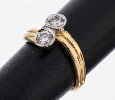 14 kt Gold Brillant-Ring, GG/WG 585/000, 2 in WG gefasste Brillanten zus. ca. 0.40 ct Weiß/si, geschwungene Schiene gerillt, RW 53, ca. 4.2 g
