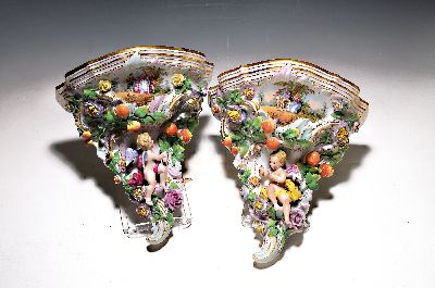 Paar Wandkonsolen im Meissner Manier, Carl Thieme, Potschappel bei Dresden, um 1900, Porzellan, farbig staffiert, je Bildkartusche mit Galanterien, ...