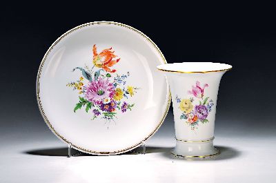 Teller und Vase, Meissen, 1970er Jahre, 1. Wahl, Porzellan mit bunter Blumenbukett- Malerei, Goldränder, Vase H. ca. 19cm, Teller D. ca. 30cm