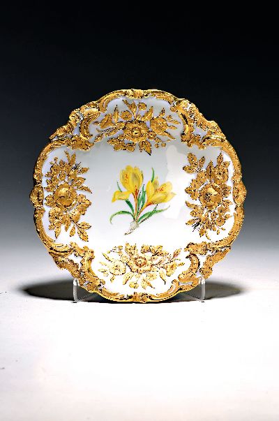 Prunkteller, Meissen, 20. Jh., 2. Wahl, reich reliefiert und matt- und glanzvergoldet, mittig bunte Krokusmalerei, D. ca. 27.5cm