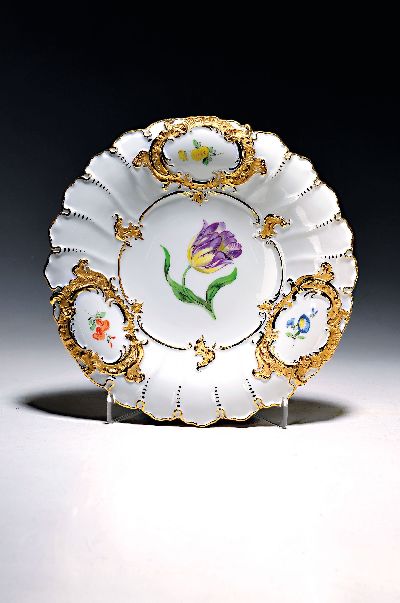 Prunkteller, Meissen, um 1890, 2. Wahl, reliefierte und matt- und glanzvergoldete Kartuschen, Blumenmalerei, D. ca. 29.5cm