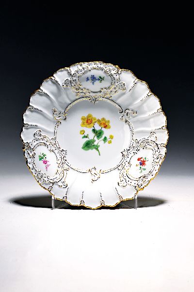 Prunkteller, Meissen, um 1924-33, 1. Wahl, reliefiert, reiche Goldstaffage, Blumenmalerei, D. ca. 29.5cm