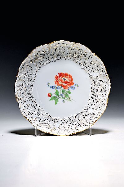 Prunkteller, Meissen, um 1924-33, 1. Wahl, reliefiert, reiche Goldstaffage, Blumenmalerei, D. ca. 29.5cm