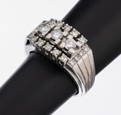 14 kt Gold Diamant-Ring, WG 585/000, 3-rhg.bes. mit 3 Brillanten und 18 8/8-Diamanten zus. ca. 0.91 ct Weiß/if-vvs, (lt. Zertifikat), RW 56, ca. ...