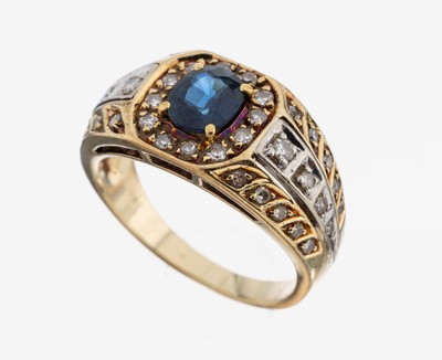 14 kt Gold Saphir-Diamant-Ring, GG/WG 585/000, mittig mit einem ovalfacett. Saphir ca. 0.90 ct, umgeben von 40 8/8-Diamanten zus. ca. 0.51 ct ...