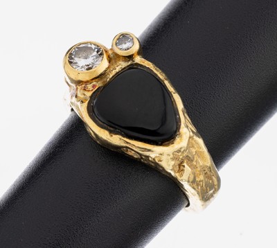14 kt Gold Onyx-Brillant-Ring, GG/WG 585/000, tropfenf. Onyxplatte, seitl. 2 Brillanten zus. ca. 0.17 ct Weiß/si, in der Art von Lapponia, RW 47, ...