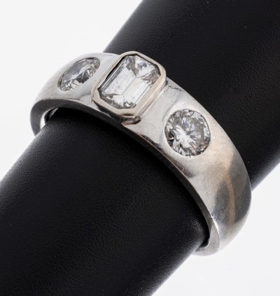 18 kt Gold Diamant-Ring, WG 750/000, mittigmit einem Diamant im Emerald-cut ca. 0.45 ct feines Weiß-Weiß/vs, seitl. 2 Brillanten zus. ca. 0.60 ct ...