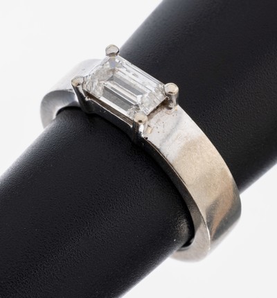 14 kt Gold Diamant-Ring, WG 585/000, mittig Diamantbaguette ca. 1.15 ct feines Weiß/si, RW 54, ca. 7.9 g