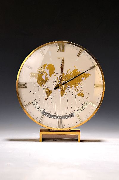 Weltzeituhr, Kienzle, Entw. Heinrich Möller, 1970er-Jahre, Tischuhr mit rundem Messinggehäuse, Zifferblatt mit Weltkarte und Zeitzonen, Quarzwerk, ...
