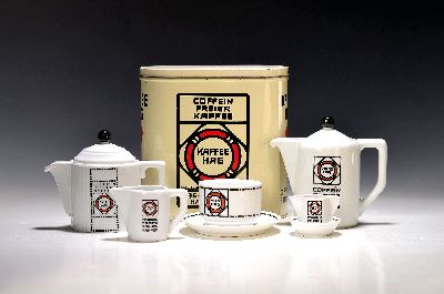 Kaffeegeschirr "Kaffee Hag", Entw. Alfred Runge (1881-1946) um 1906/07, Tettau, sog. Hotelporzellan mit dem Logo der Kaffeemarke, 9 Tassen ...