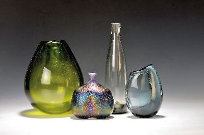 4 Glasvasen, Schweden, 1960/70er-Jahre, kl. Vase 1606 von Vicke Lindstrand für Kosta Boda, H. 17cm; Tropfenvase von Per Lütken für ...