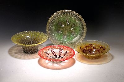 4 Glasschalen in Ikora-Technik, Ikora-Kristall, WMF Geislingen, 1930-50er-Jahre und eine Schale Italien, 20.Jh., Glas, 3 Ikora -Schalen in rot, grün ...
