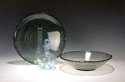 2 große Schalen und ein Dekanter, Entw. Wilhelm Wagenfeld (1900-1990) für WMF Geislingen, 1960er-Jahre, 2 Schalen rauchgrün gefärbtes Glas mit ...