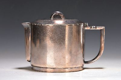 Art Deco-Kaffeekanne, Krupp-Berndorf, um 1925 , versilbert, ovaler Grundriss mit kurzem Ausguss und J-förmigem Griff, am Boden monogrammiert, ...