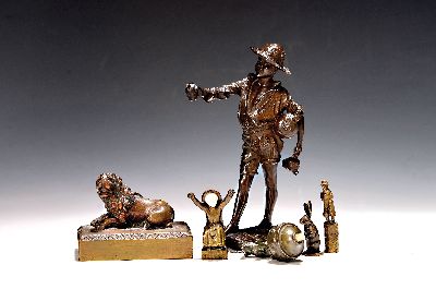 6 Bronzefiguren, um 1900, Tischklingel mit Bär, H. ca. 6 cm, 3 kl. Figuren: Hase, Mädchen mit Kunststoffgesicht und Herr mit Bart, H. 4.5-6 cm, ...