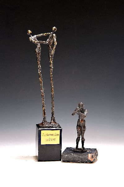 Zwei Bronzefiguren, 2. Hälfte 20. Jh., sich grüßendes Paar, H. ca. 28.5 cm auf schwarzem Marmorsockel, mit Schildchen "Customerize ...