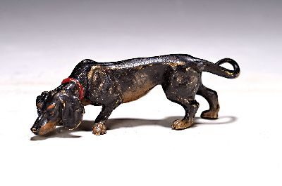 Große Wiener Bronze, sign. Bergmann, schnüffelnder Dackel, bunt staffiert, L.ca. 13cm